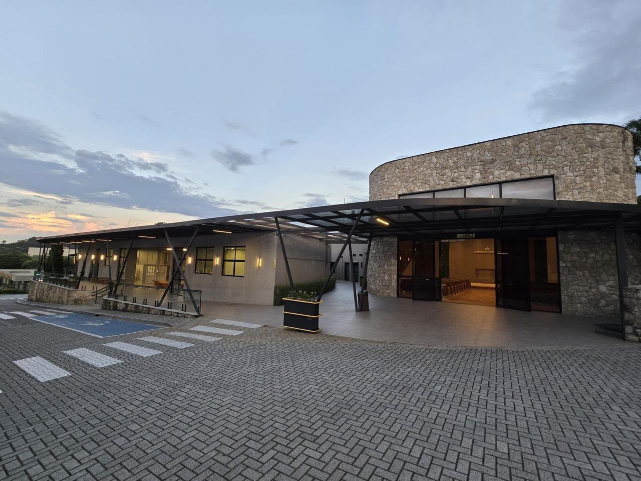 Fachada do Cemitério Valle dos Reis ao entardecer em SP