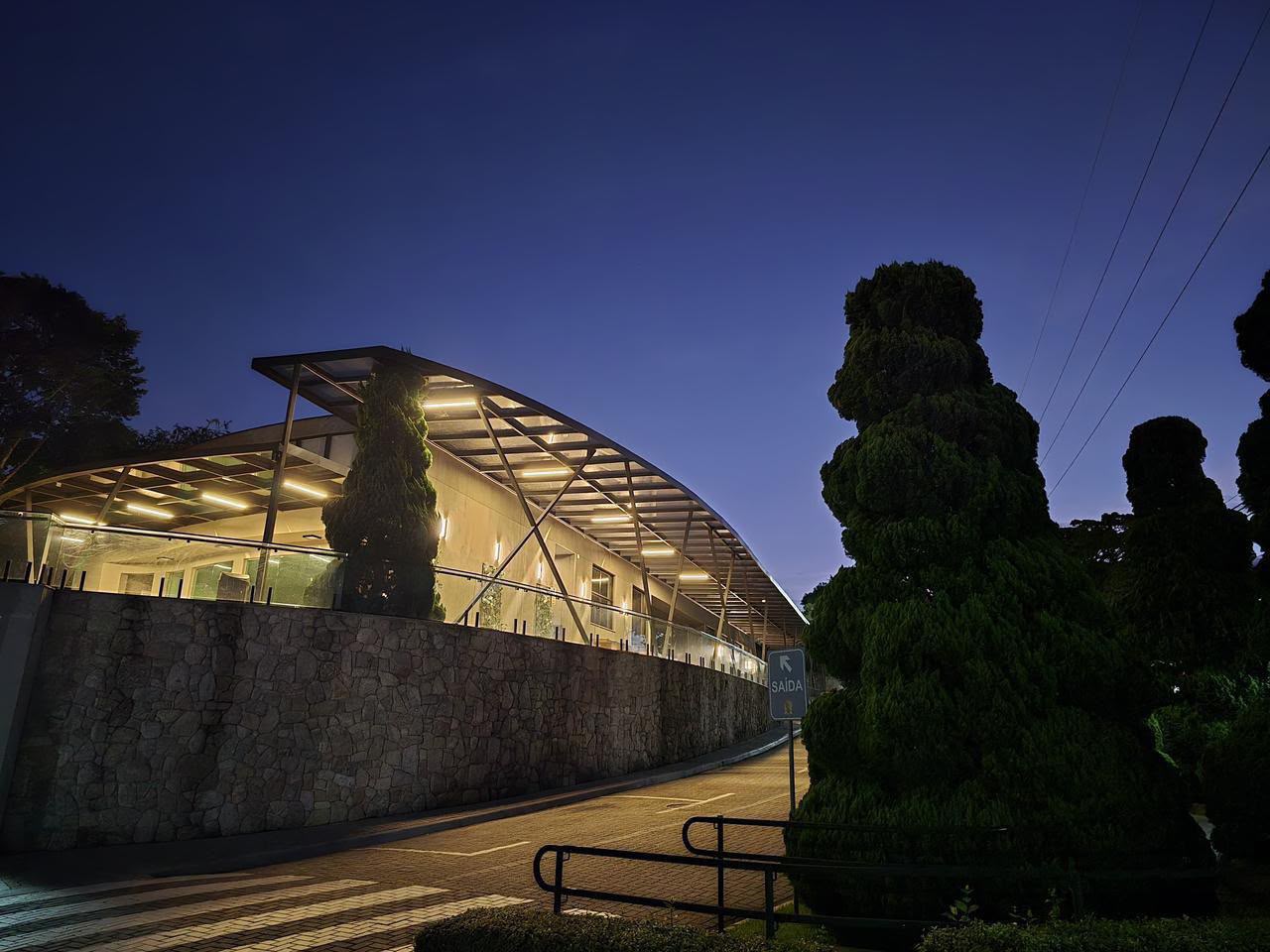 Fachada iluminada do Cemitério Valle dos Reis à noite
