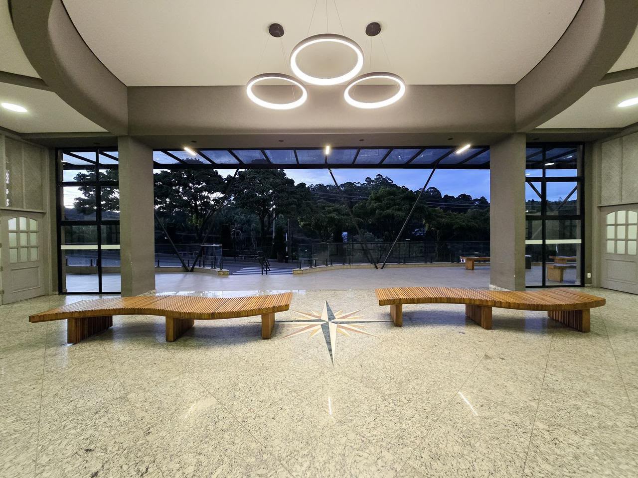 Hall de espera aberto para os jardins no Cemitério Valle dos Reis
